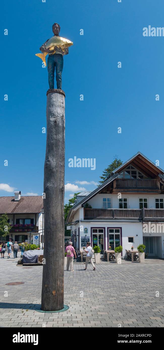 Skulptur "Der Mann mit dem goldenen Fisch" auf dem Untermüllerplatz (Platz) in Diessen am Ammersee, Bayern, Deutschland Stockfoto