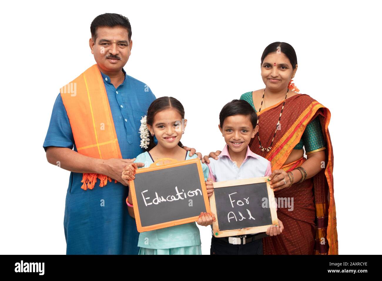 Bildungskonzept für alle Kinder, die Schiefer mit traditioneller indischer Familie auf isoliertem Hintergrund halten Stockfoto