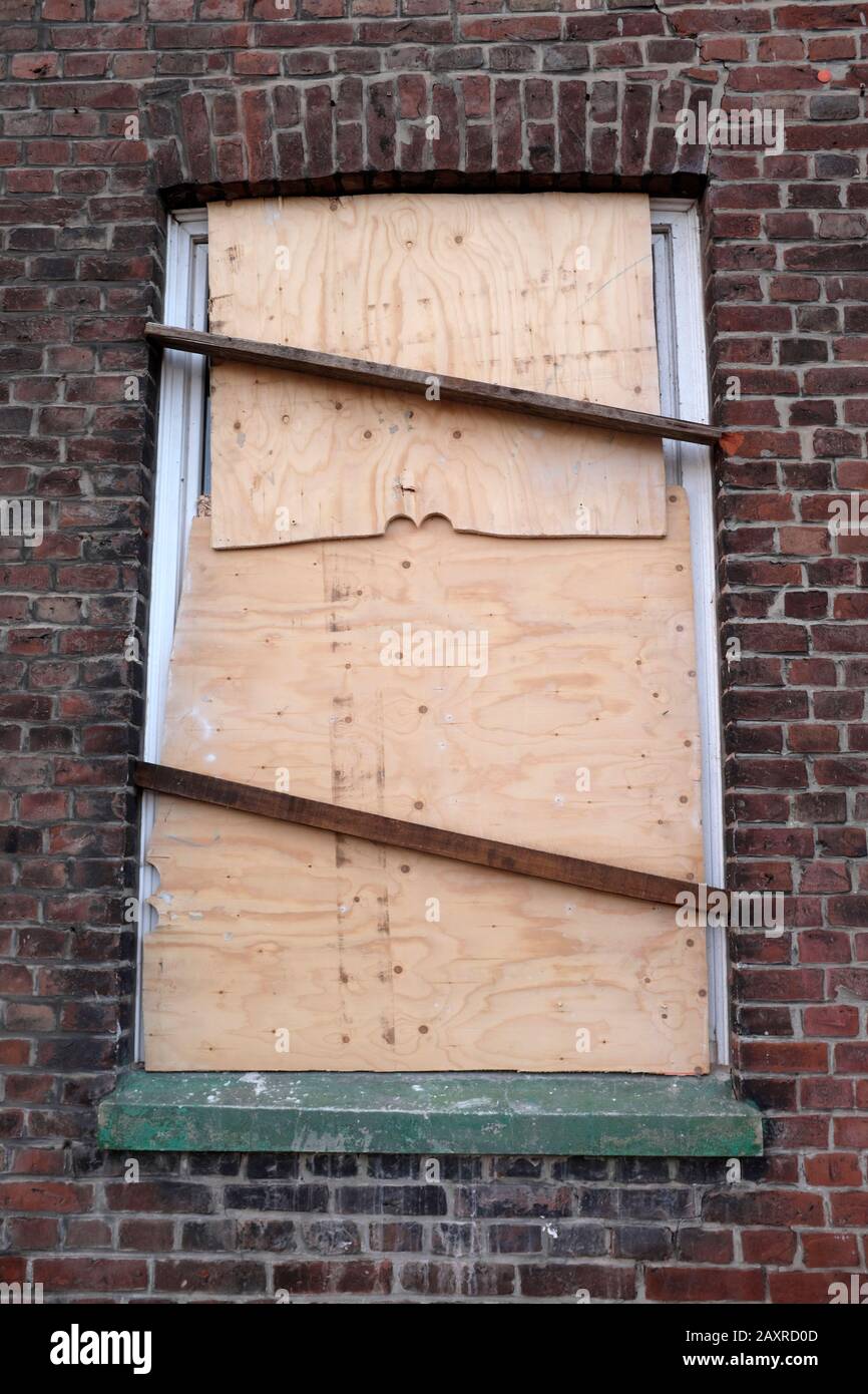 Fenster gegen Vandalismus vernagelt Stockfoto