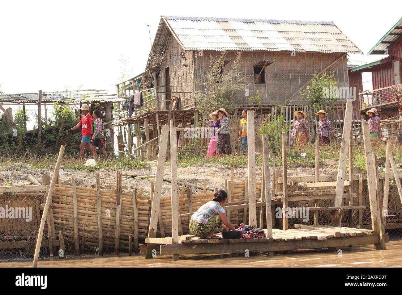 Burmesische Frau waschen Kleidung am Inle Lake Stockfoto