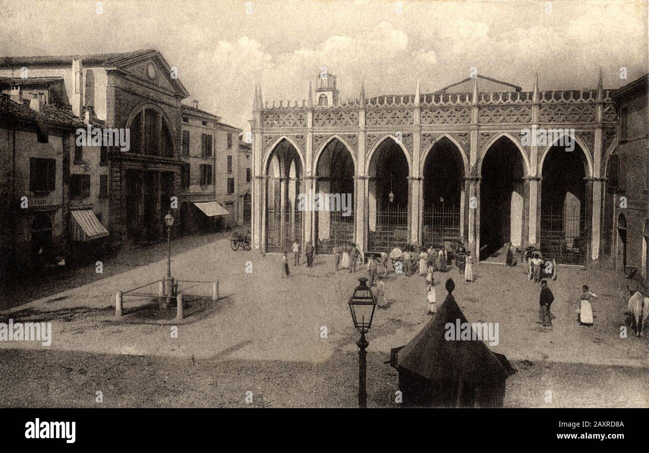 1905 Ca, IMOLA, Bologna, ITALIEN: Mercato, PESCHERIA und PIAZZA delle ERBE ( heute Piazza Gramsci ). Die neogotische Loggie von 1870 wurde in den 1930er Jahren vollständig abgerissen und durch das Gebäude der Regierung der Faschisten ersetzt. Foto eines unbekannten Fotografen, pubbliert auf Postkarte von Edizioni G. Bulzamini, Imola . - ITALIEN - EMILIA ROMAGNA - ARCHITETTURA - ARCHITEKTUR - ITALIEN - FOTO STORICHE - GESCHICHTE - GEOGRAFIA - GEOGRAPHIE - GEOGRAFIA - FOTO STORICHE - GESCHICHTE - HISTORISCH - ARCHITETTURA - ARCHITEKTUR - PORTICATO -- ARCHIVIO GBB Stockfoto