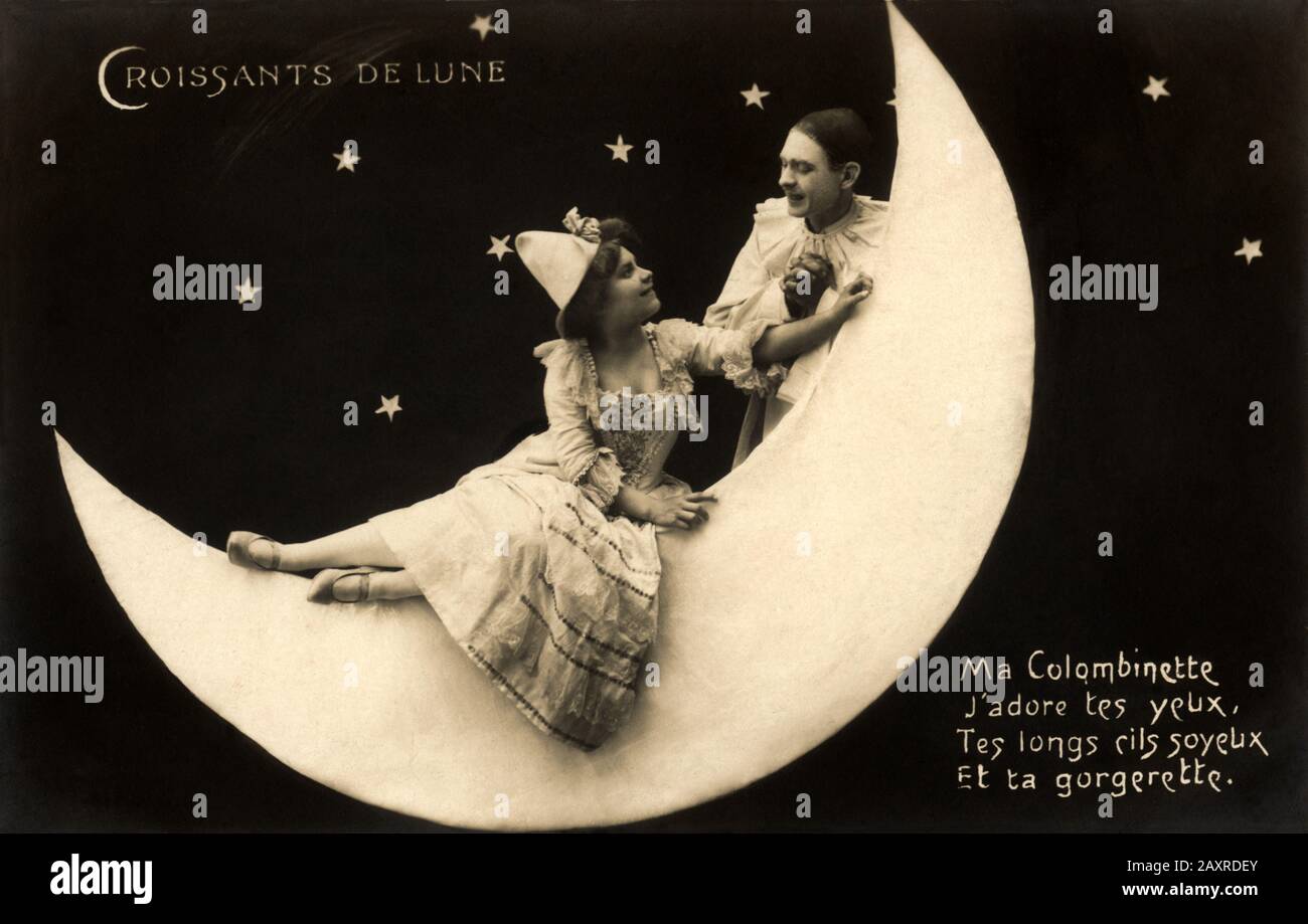 1905 Ca, FRANKREICH: Französische GRUSSPOSTKARTE DER BELLE Epoque mit zwei  Liebenden auf dem MOND, gekleidet wie in einer Maskerade mit PIERRETTE und  PIERROT ( Gilles ) Kostüm . Unentzifizierter Fotograf der französischen