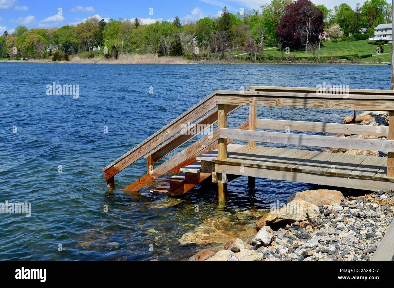 Eine einfache Treppe in einem Long Island Hafen bietet einzigartigen Zugang zum Wasser. Stockfoto