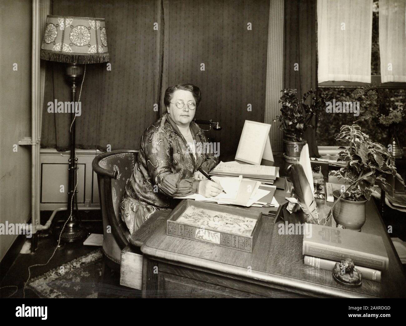 Die niederländische Suffraggistin, Feministin und Pazifistin ROSETTE Rosa MANUS (* 1881 in Amsterdam; † 1942 in Holland). Aus der reichen jüdischen Familie Amsterdams im Tabakhandel wurde im august 1941 von Nazist verhaftet und nach Deutschland abgeschoben. Sie wurde im Oktober 1941 in das Konzentrationslager von Ravenbrück verlegt und wurde im Jahr 1942 in Bernburg in der NS-Euthanasieanstalt in einem separaten Flügel des staatlichen Sanatoriums und Der Psychischen Klinik vergast. - OLOCAUSTO - OLOCAUST - SHOA OPFER - VITTIMA STERMINIO EBRAICO - EBREO - EBREA - EBRAISMO - PACIFISTA - FEMMINISTA - FEMMINISMO - EMANCIPAZIONE DELLA DONNA - SUFFRAGE Stockfoto