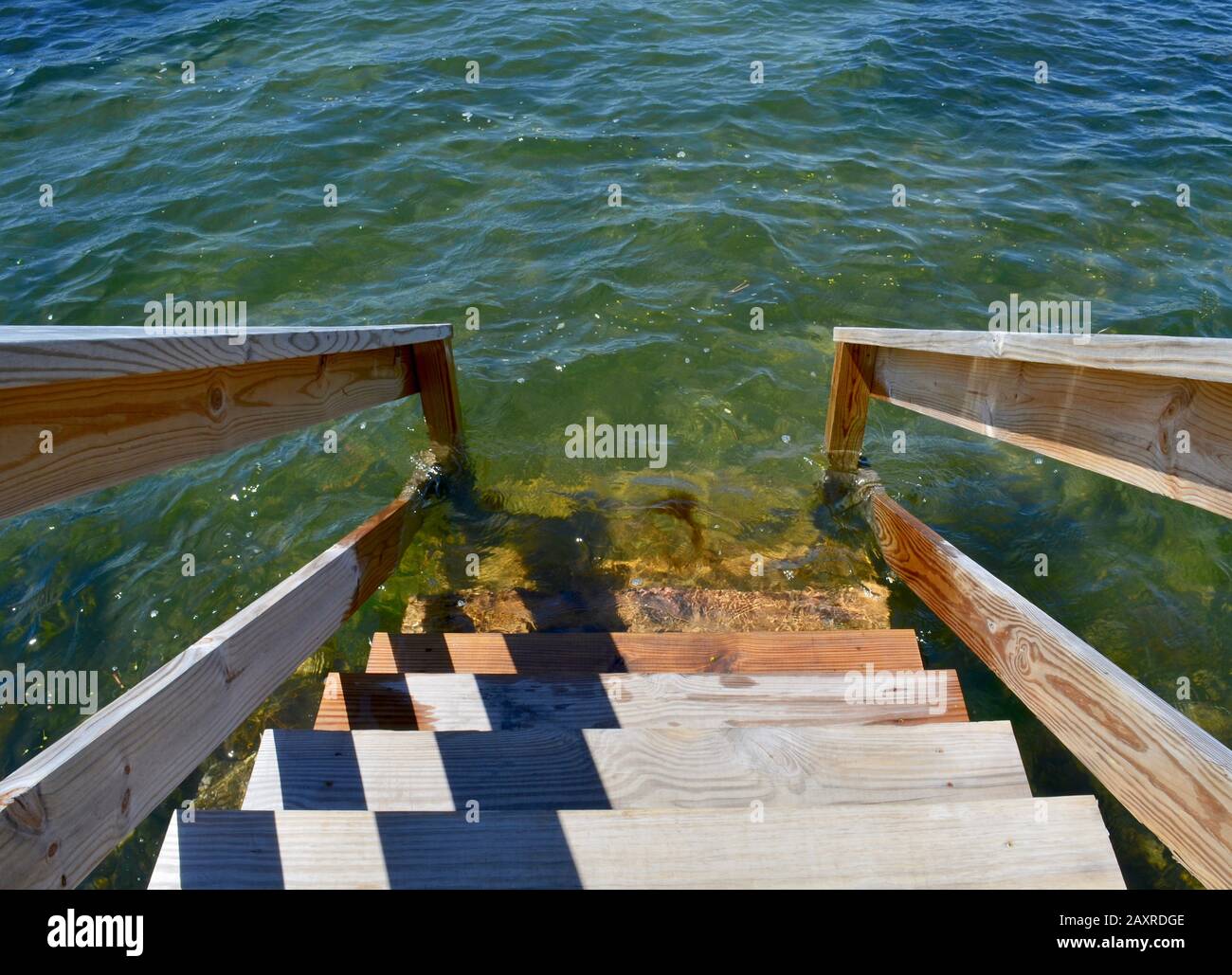 Eine einfache Treppe in einem Long Island Hafen bietet einzigartigen Zugang zum Wasser. Stockfoto