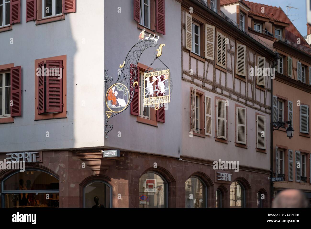 Frankreich, das Elsaß, Colmar, schmiedeeisernes Zeichen eines Metzgers in der Altstadt. Stockfoto