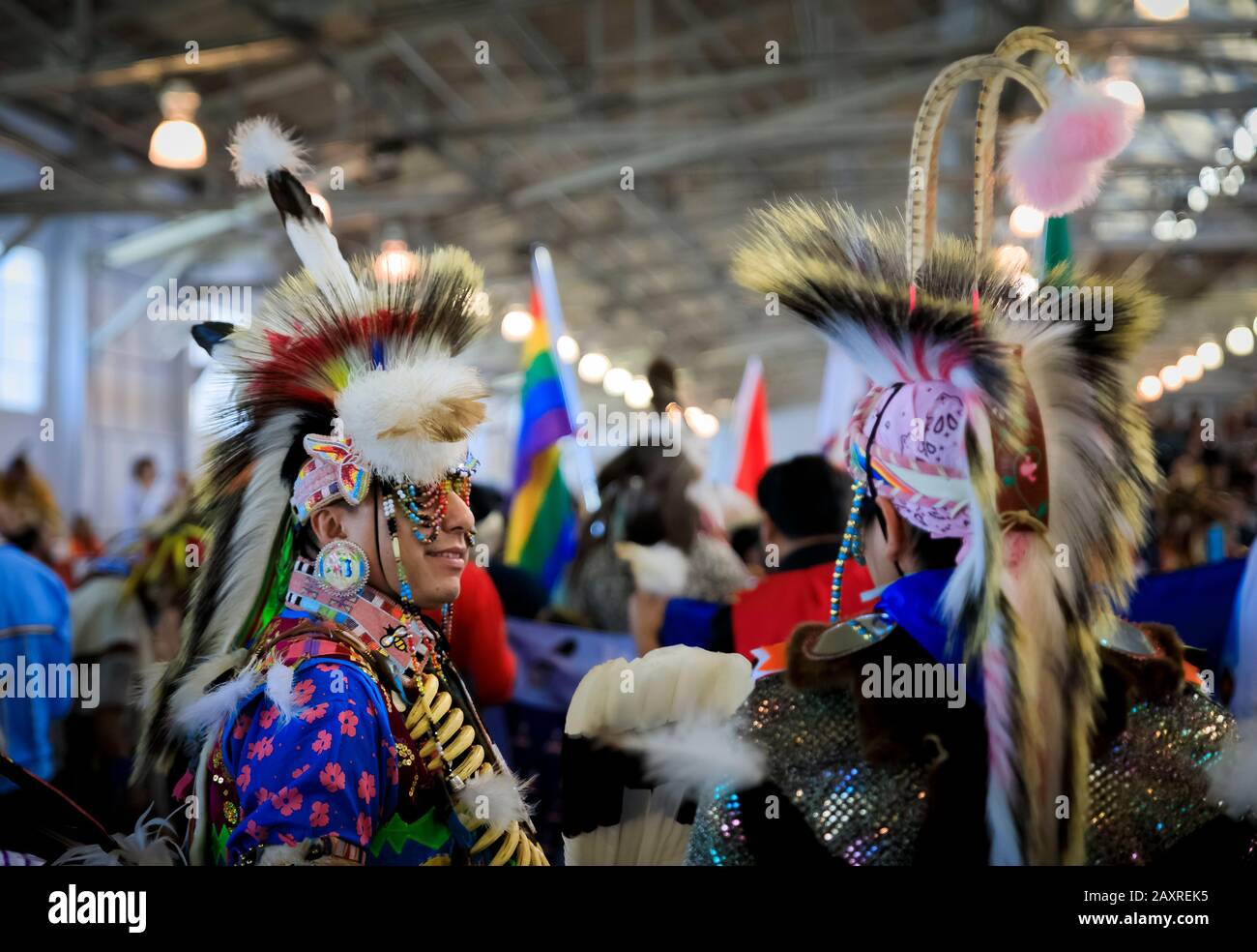 San Francisco, USA - 08. Februar 2020: Amerikanische Ureinwohner tragen komplizierte Stachelschweinroacheln und traditionelle Outfits, die auf einem Pulwow tanzen Stockfoto