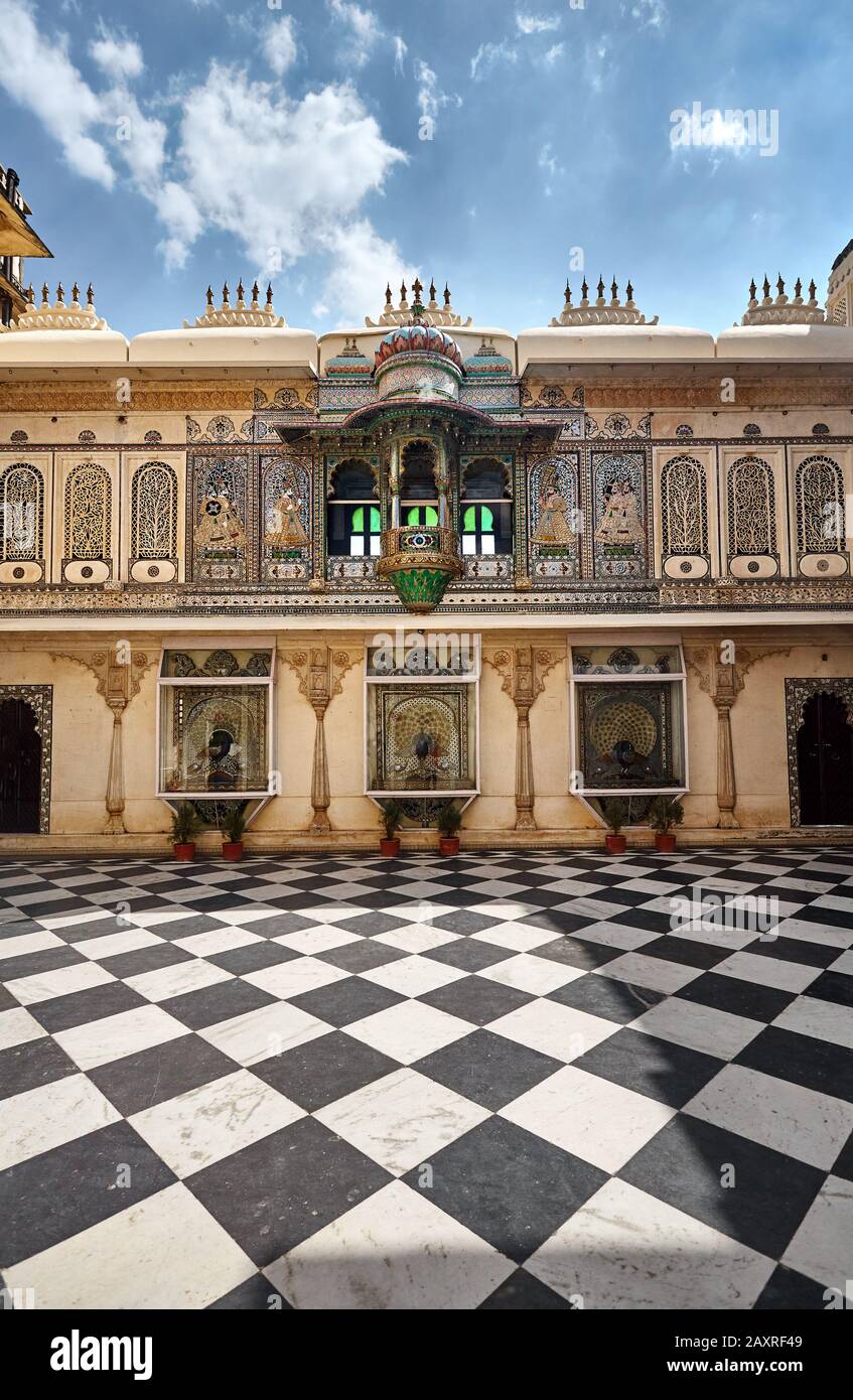 Stadtpalastmuseum mit Schachbrettboden und schöner Architektur in Udaipur, Rajasthan, Indien Stockfoto