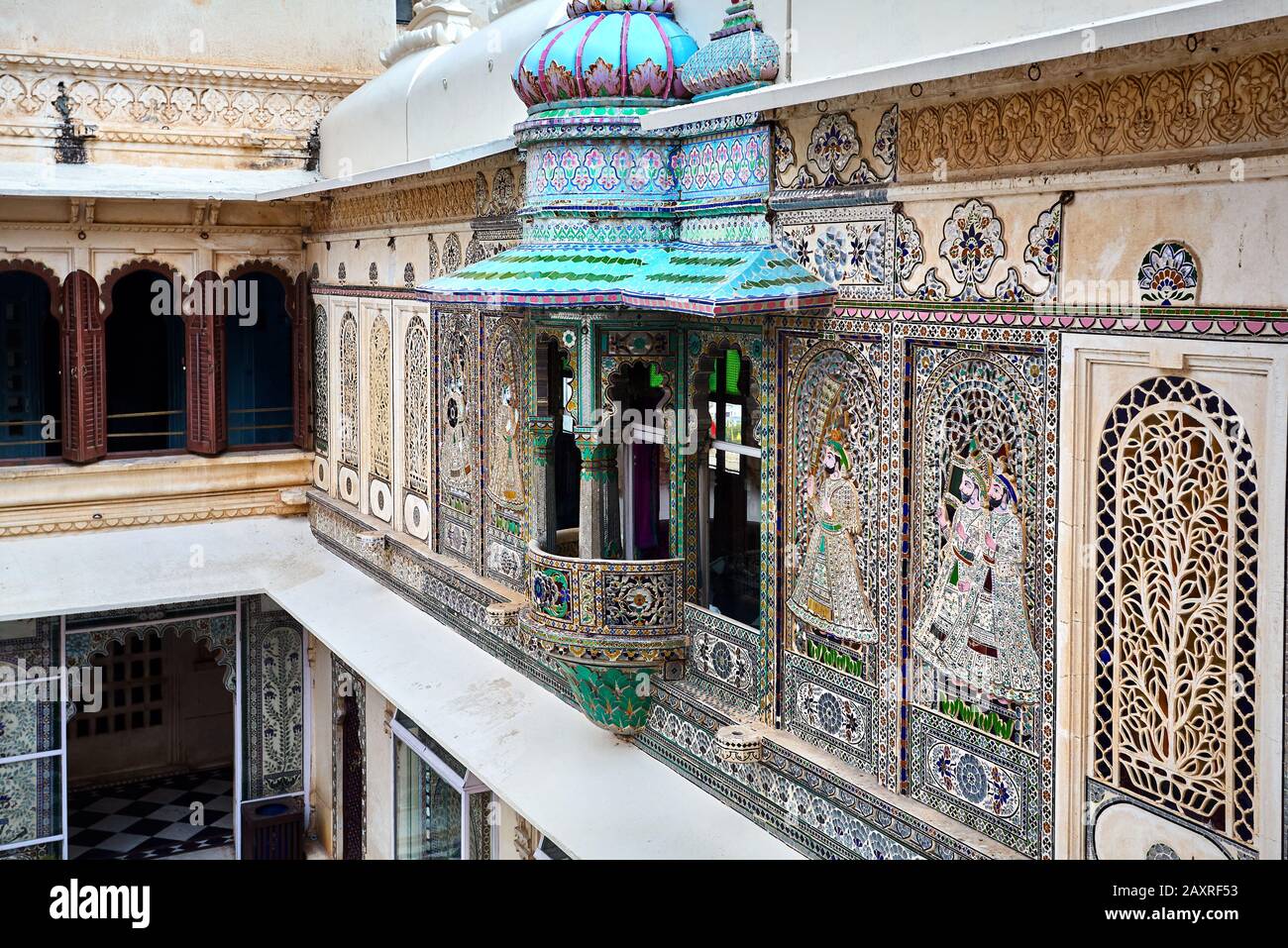 Balkon mit wunderschönem orientalischem Mosaik im Stadtpalastmuseum in Udaipur, Rajasthan, Indien Stockfoto