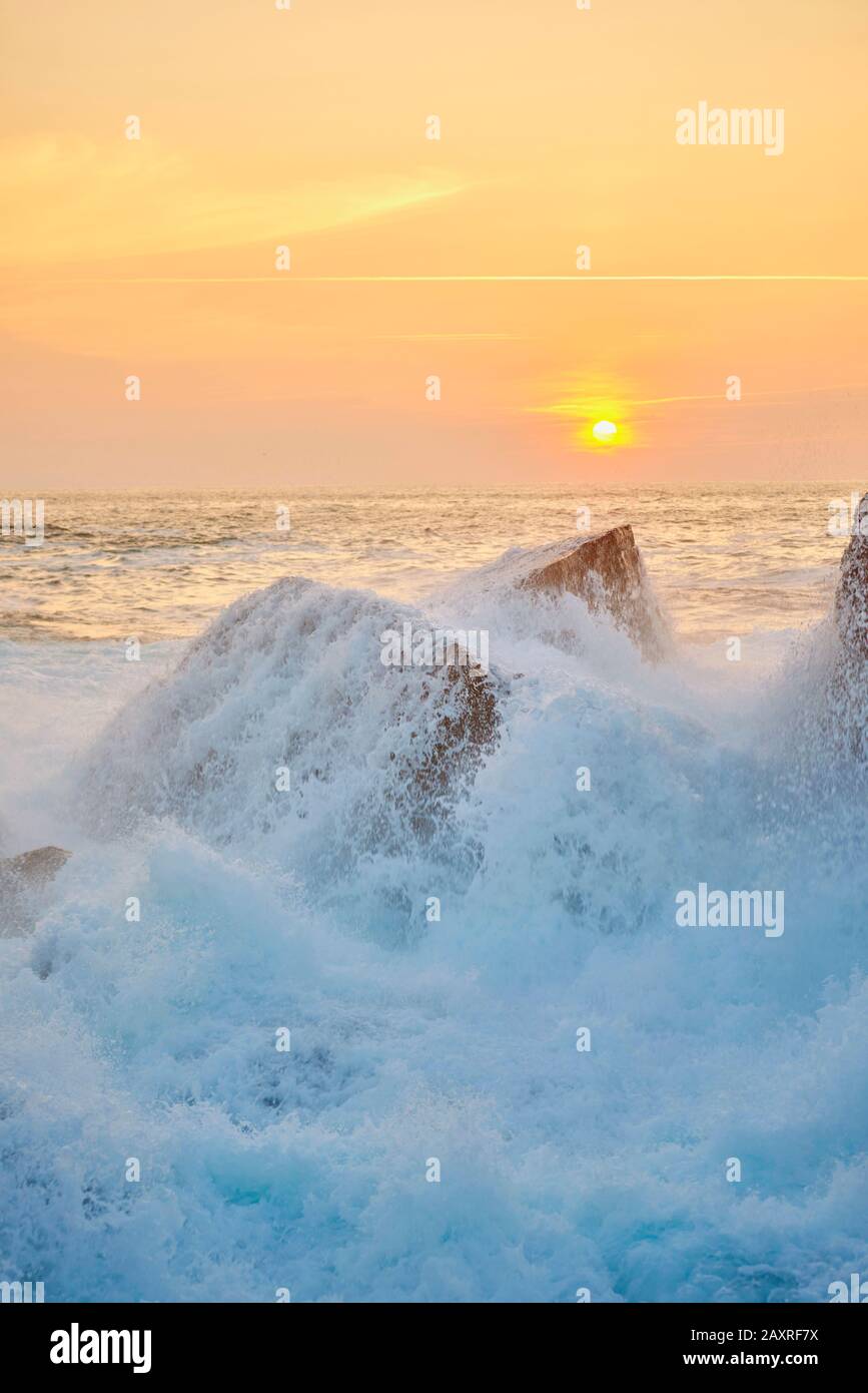 Brechende Welle, Landschaft, Küste, Meer, Hondarribia, Baskenland, Spanien Stockfoto