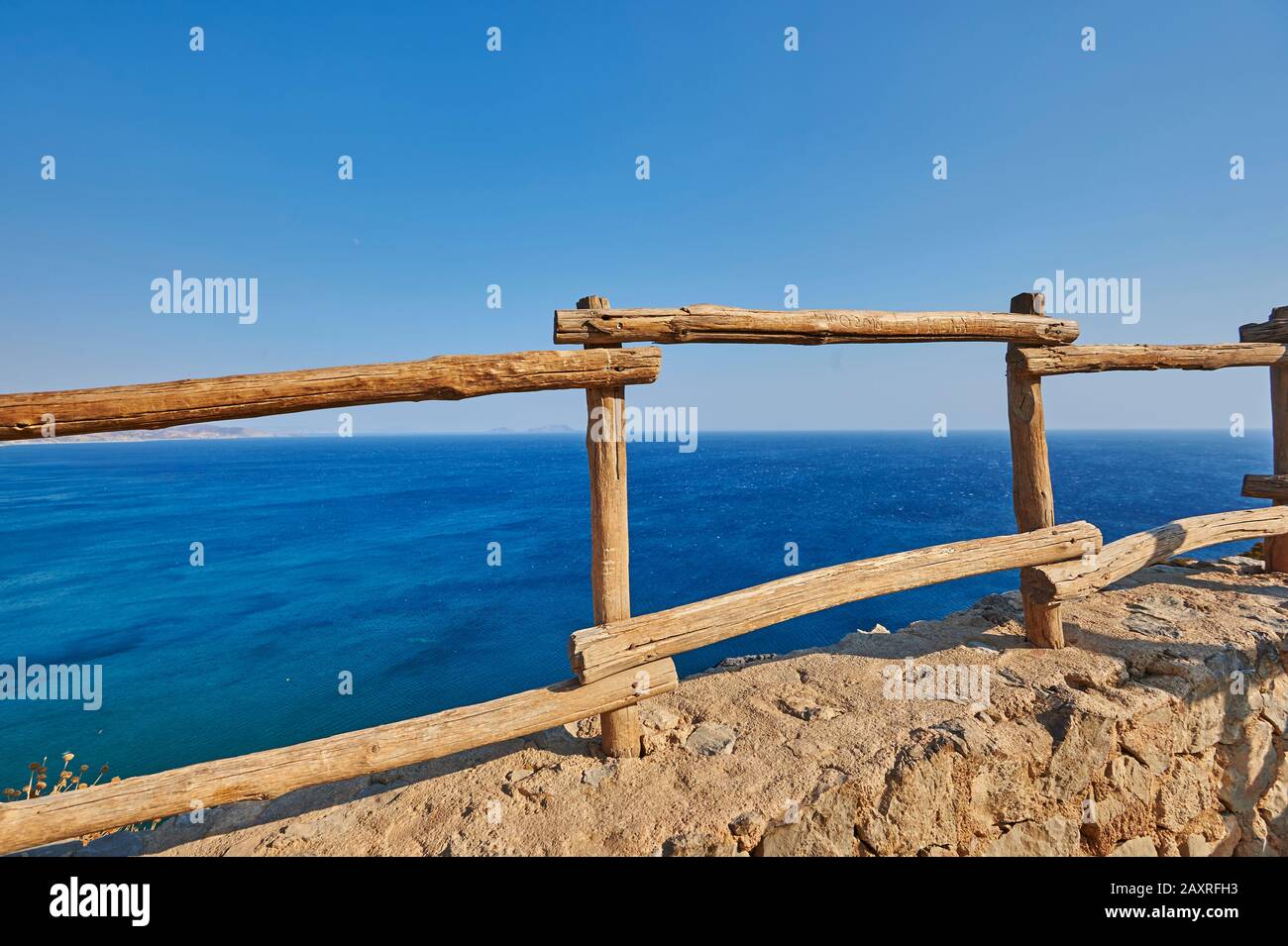 Holzzaun entlang einer Mauer, Krete, Griechenland Stockfoto