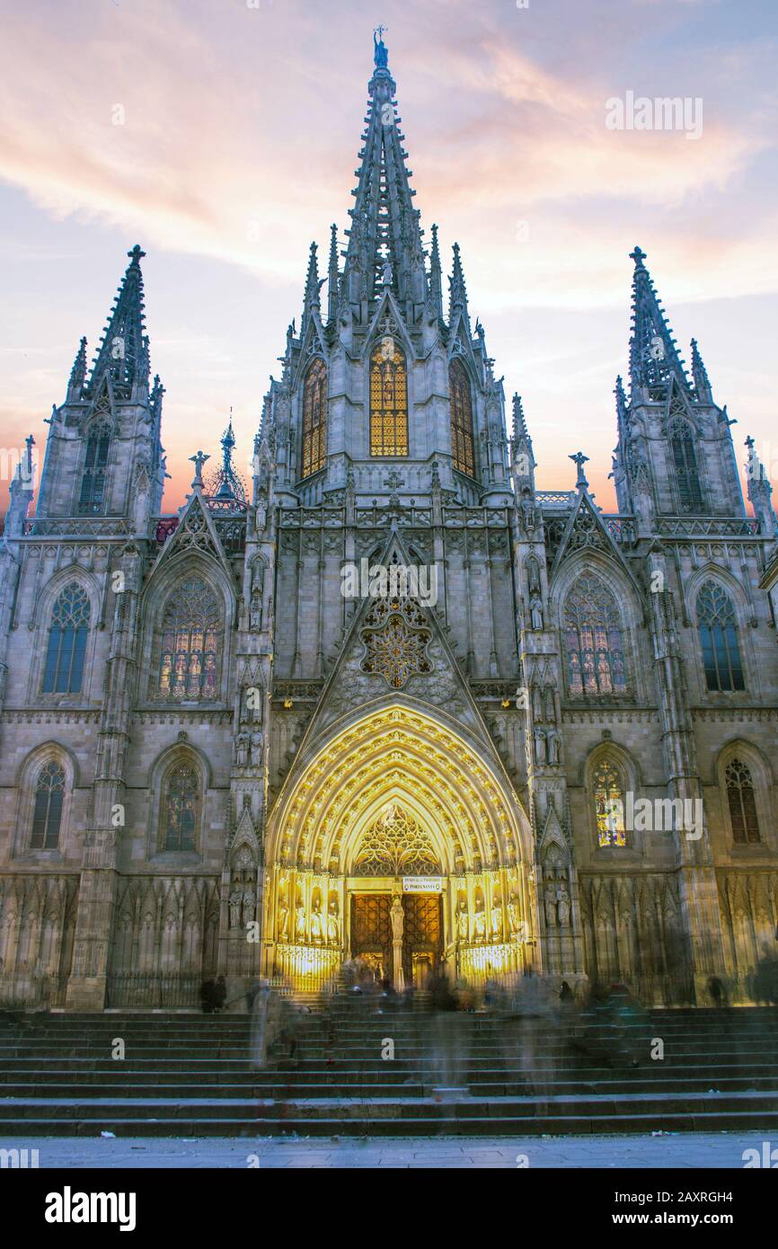 Panorama der Kathedrale, die dem Heiligen Kreuz und der Heiligen Eulalia während der Morgen blaue Stunde, Barri Gotischen Viertel von Barcelona, Katalonien, Spanien Stockfoto