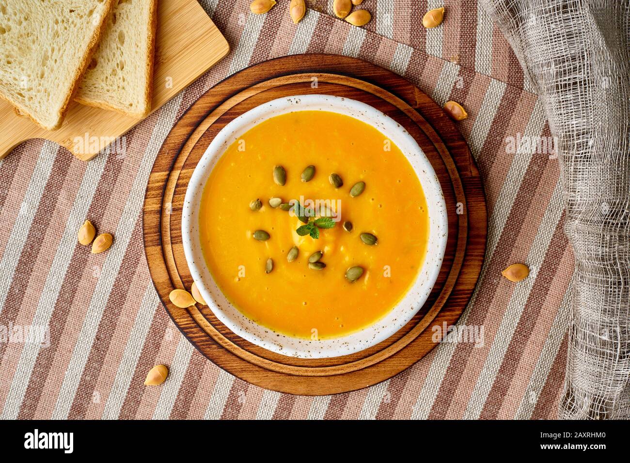Puppkin Creme Suppe Püree, Vegetarische Diätkost auf dunkelbraunem Holztisch, Draufsicht, Nahaufnahme. Stockfoto