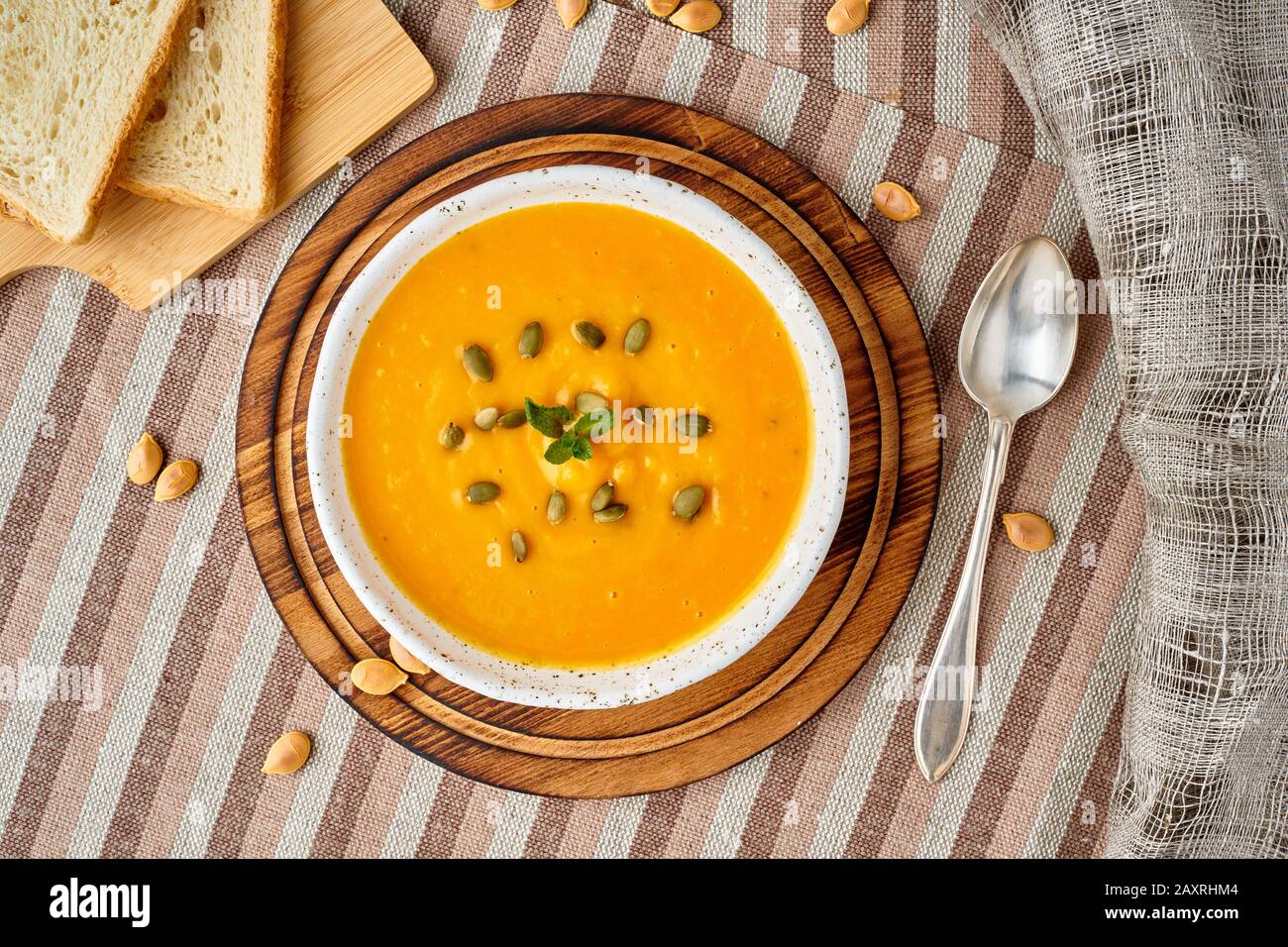 Puppkin Creme Suppe Püree, Vegetarische Diätkost auf dunkelbraunem Holztisch, Draufsicht, Nahaufnahme. Stockfoto