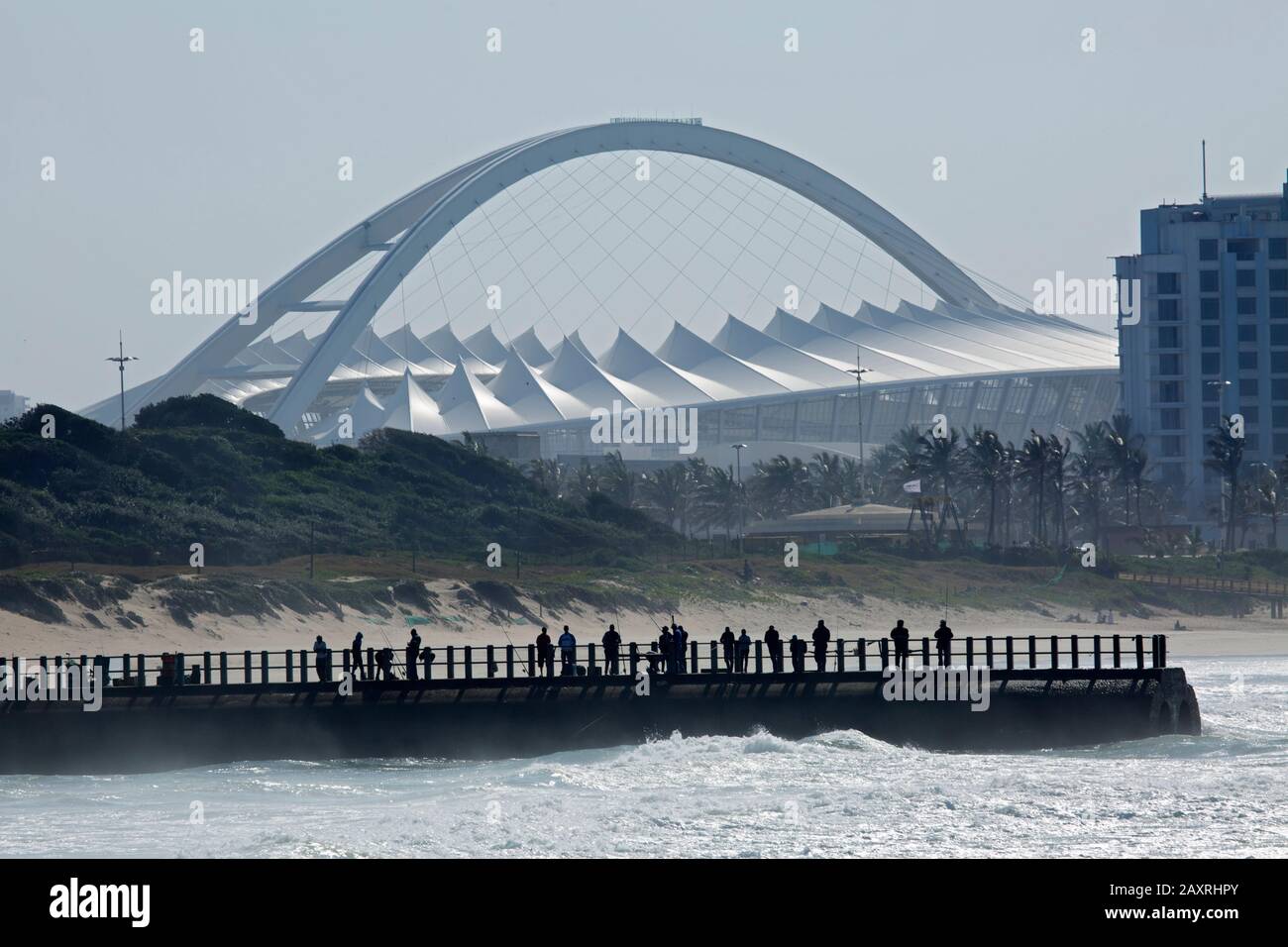 Durban City. Blick von der Bay of Plenty auf das Moses Mabhida Stadium. Stockfoto