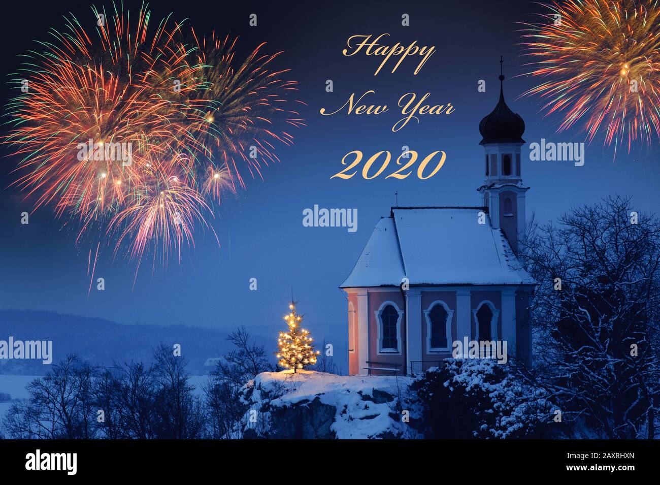 Silvester und Neujahr 2020, Grußkarte mit Feuerwerk und Winterlandschaft Stockfoto