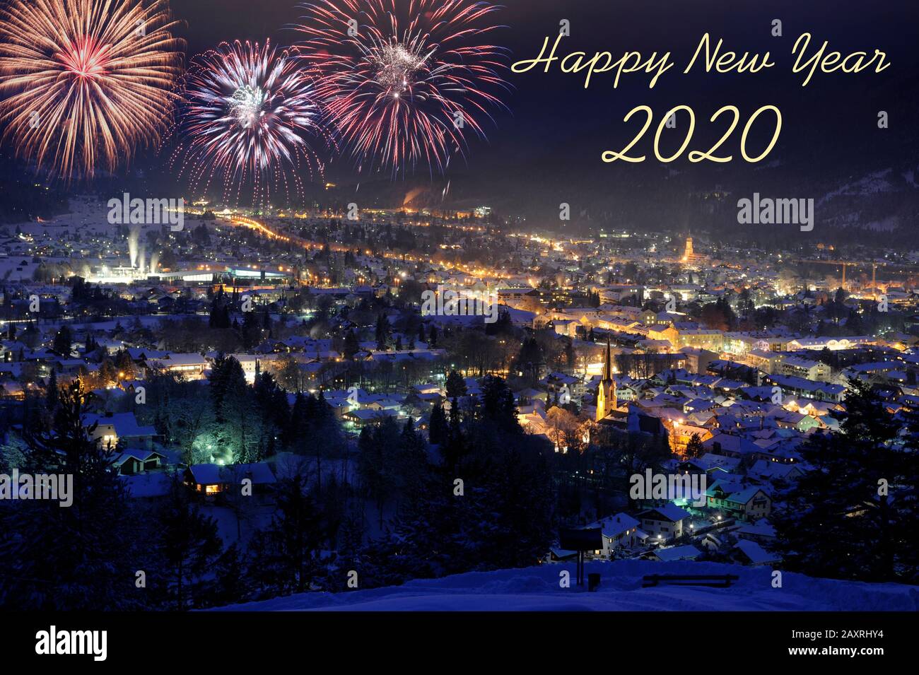 Neujahr und Neujahr 2020, Geburtstagskarte mit Feuerwerk über Bergdorf Stockfoto