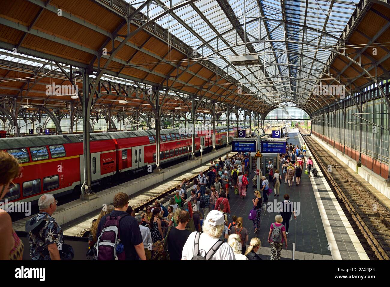 Europa, Deutschland, Lübeck, Schleswig-Holstein, Hauptbahnhof, Ankunftshalle des Zuges, Stockfoto