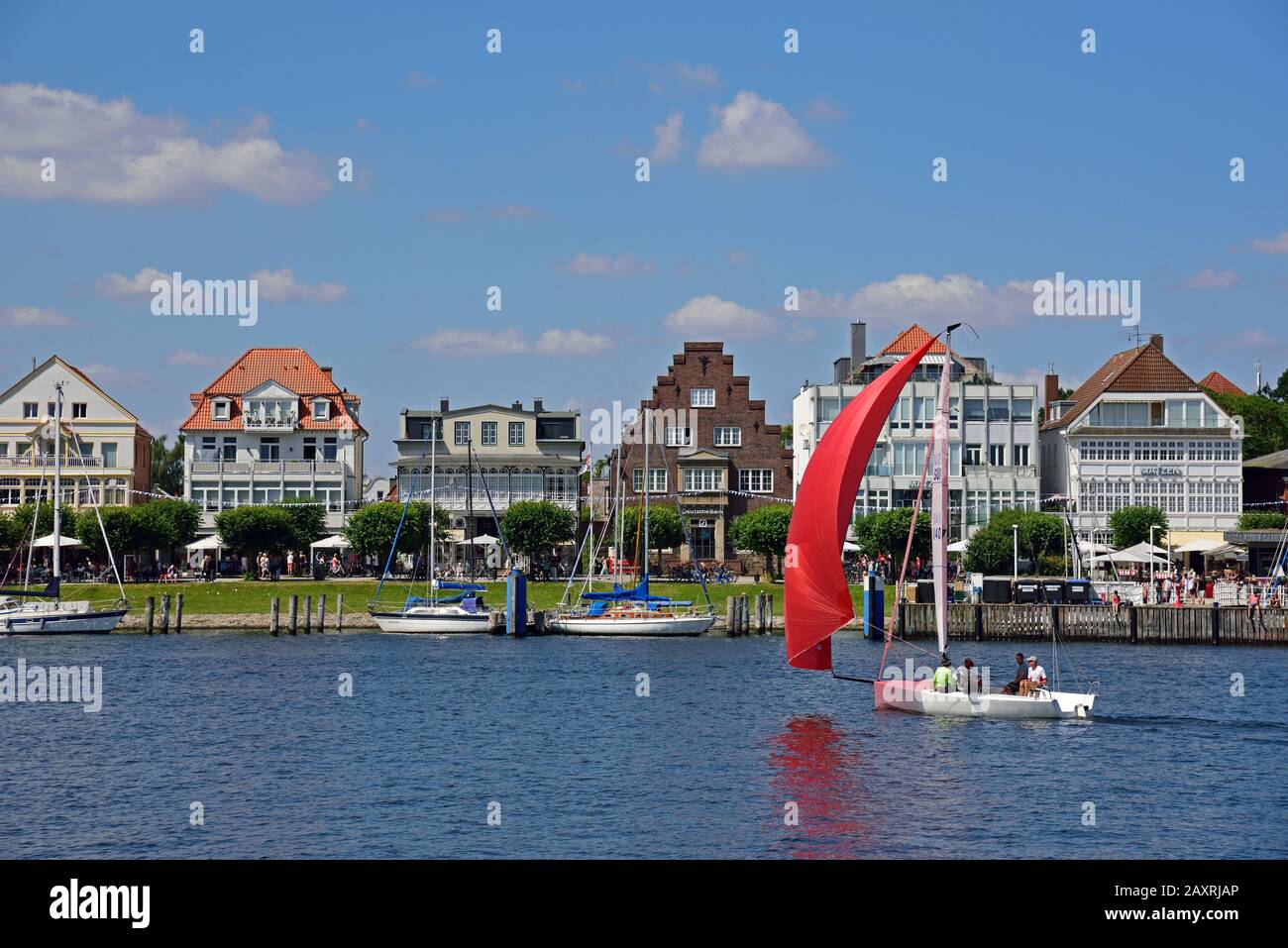 Europa, Deutschland, Schleswig-Holstein, Ostsee, Lübeck-Travemünde, Trave, Blick in die vordere Reihe, segelboot, Stockfoto