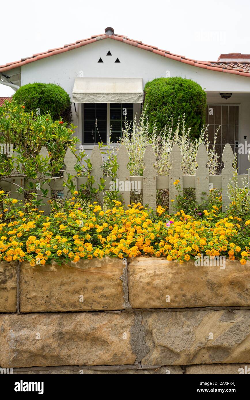 Beispiel für eine Gartenbepflanzung in Kalifornien mit Blumen, Holzzaun und anderen einheimischen Pflanzen Stockfoto