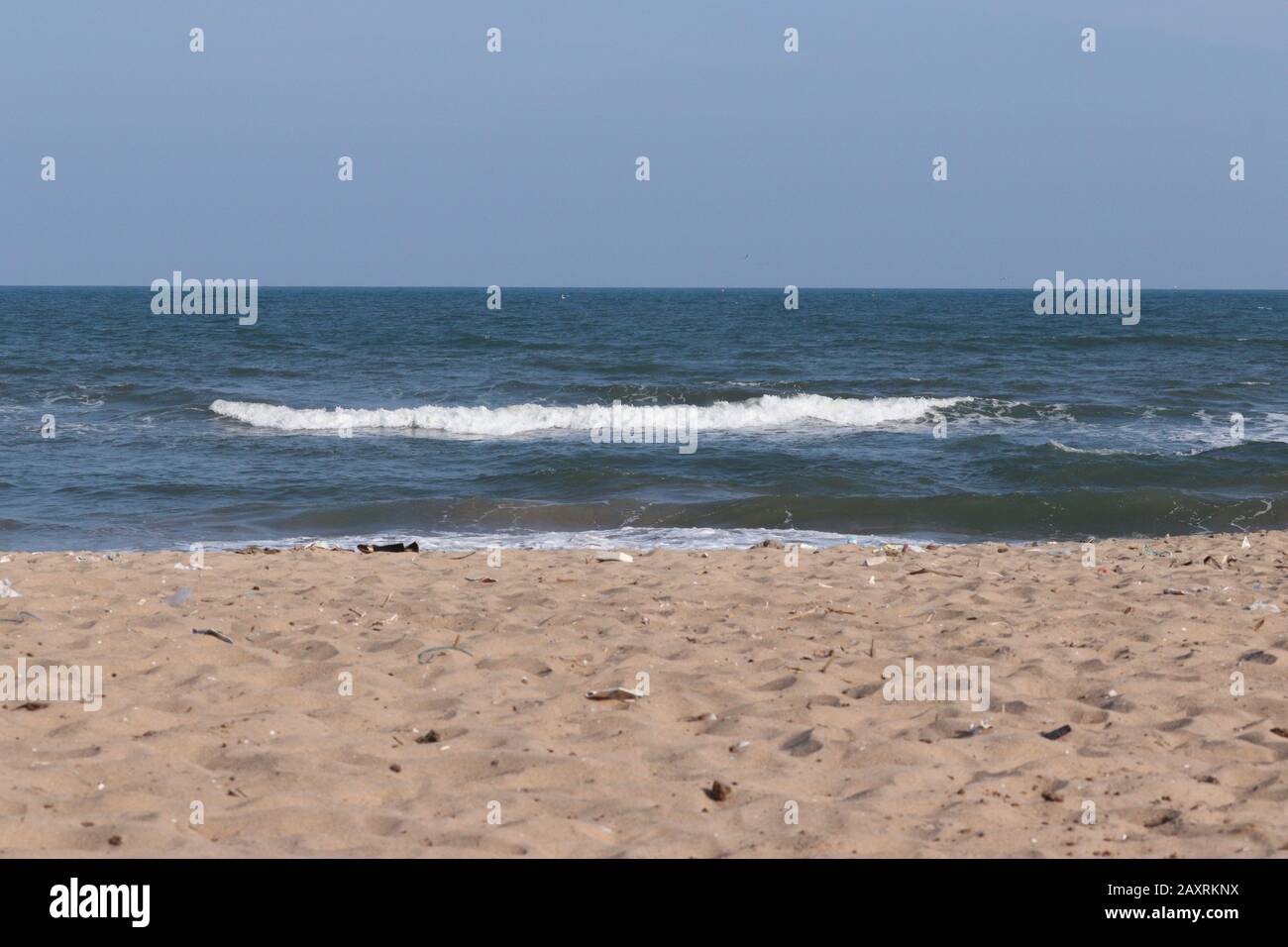 Landschaft für große Wasserwelle und blaues Meer vor blauem klarem Himmel mit Sandstrandhintergrund, Strand- und Himmelsbildern Stockfoto