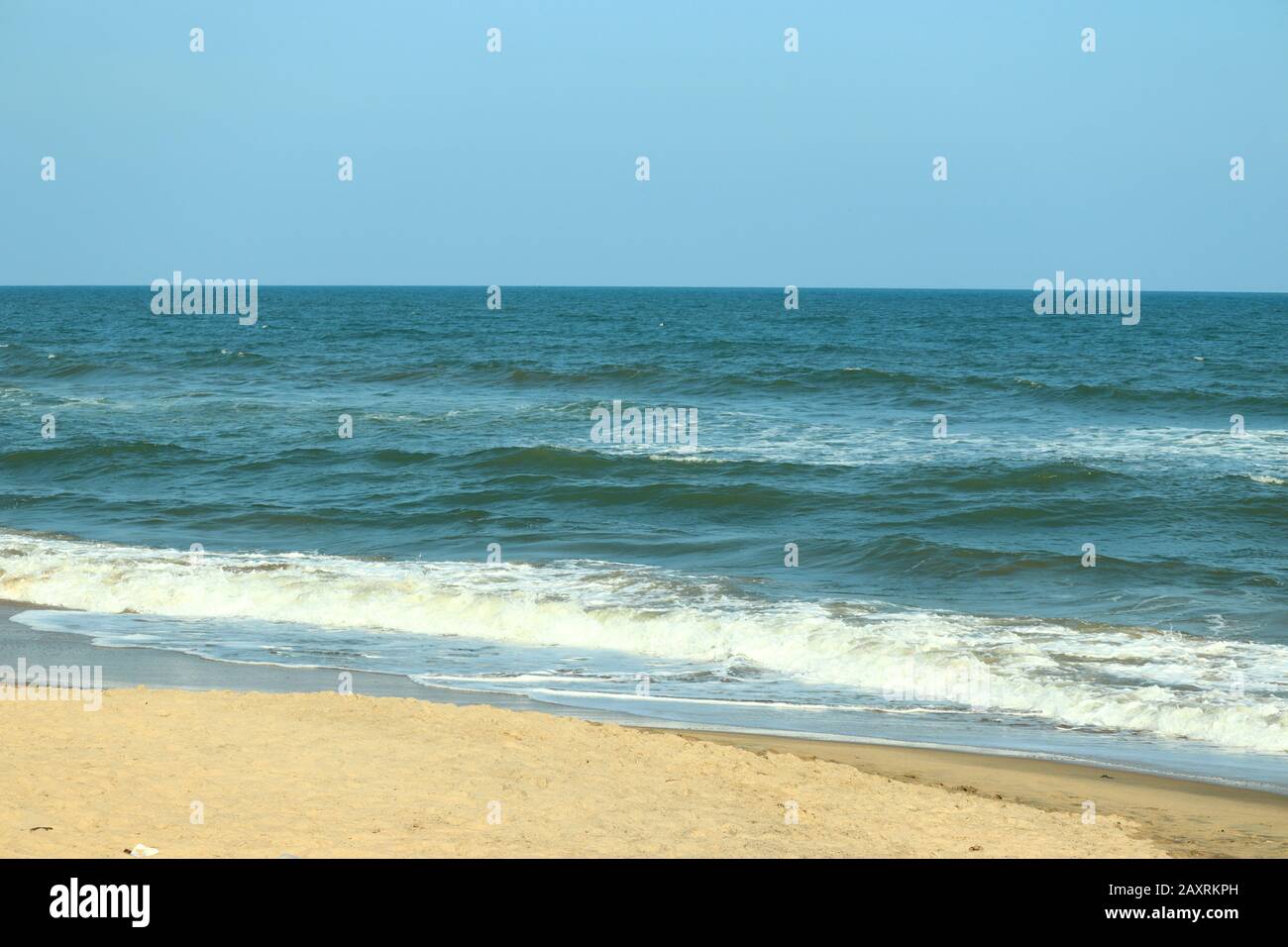 Landschaft für große Wasserwelle und blaues Meer vor blauem klarem Himmel mit Sandstrandhintergrund, Strand- und Himmelsbilder, Konzept für die Kraft der Natur Stockfoto