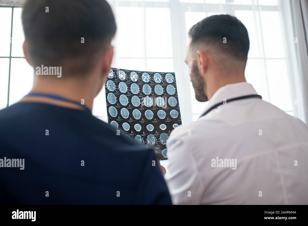 Zwei männliche Ärzte, die bei der Analyse der MRT-Ergebnisse einbezogen waren Stockfoto