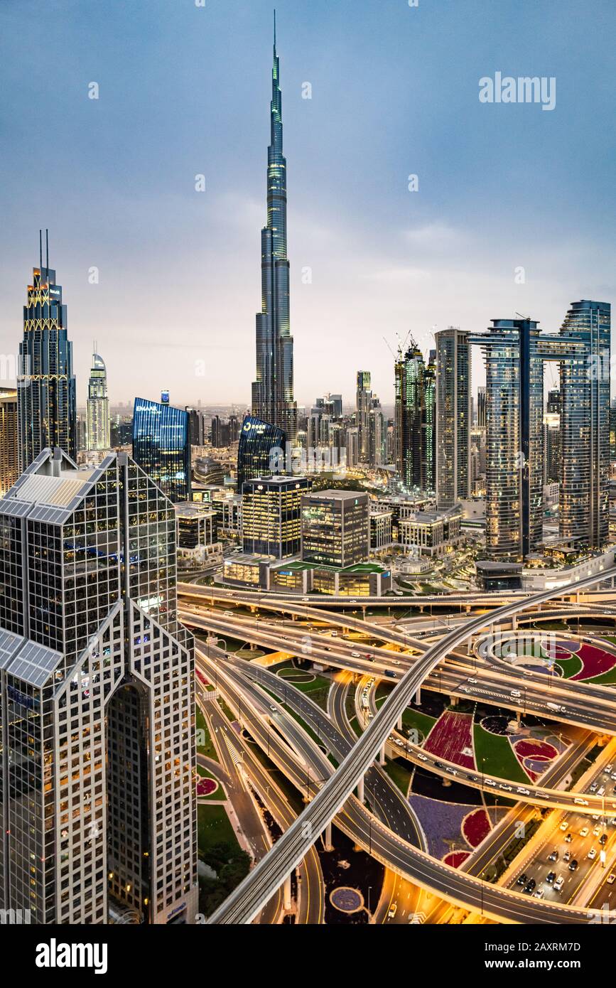 Ein Schuss von Dubai-Stadt mit Scheich Zayed Road Kreuzung und Burj Khalifa Stockfoto