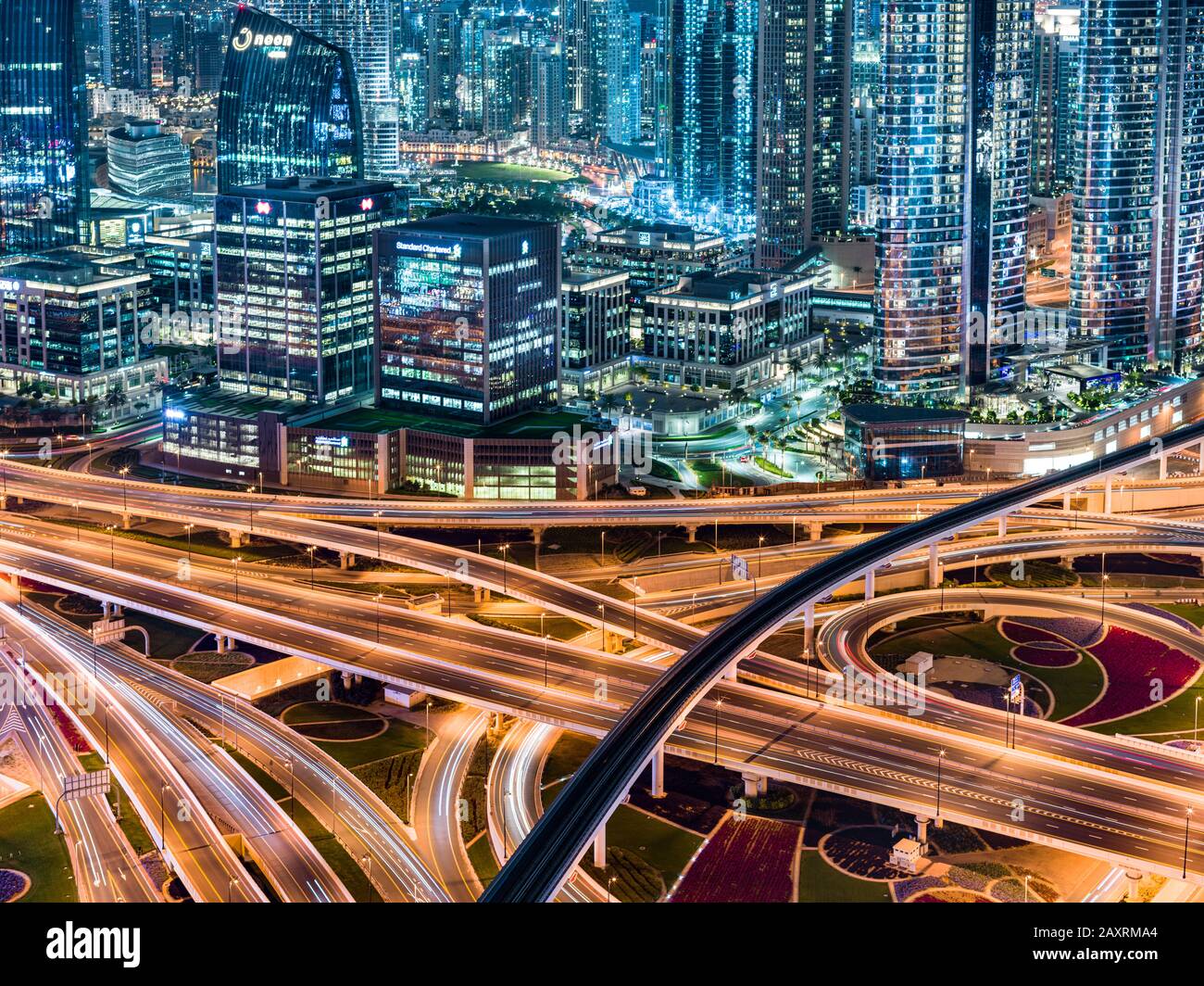 Ein Schuss der Stadt Dubai, der die Kreuzung Scheich Zayed Road zeigt Stockfoto