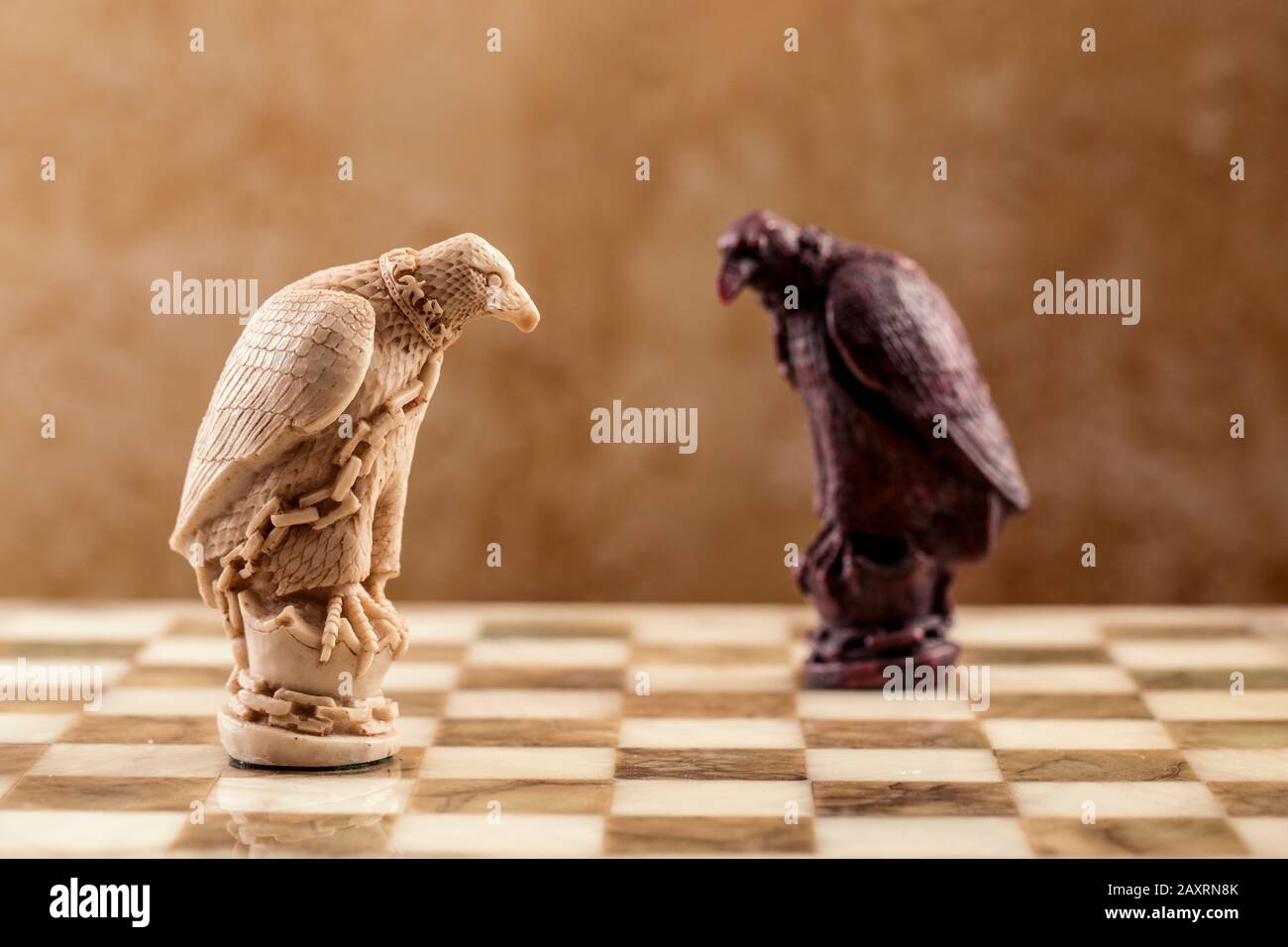 Сhess als abstraktes Konzept. Zwei Schachkönige auf marmornem Schachbrett. Stockfoto