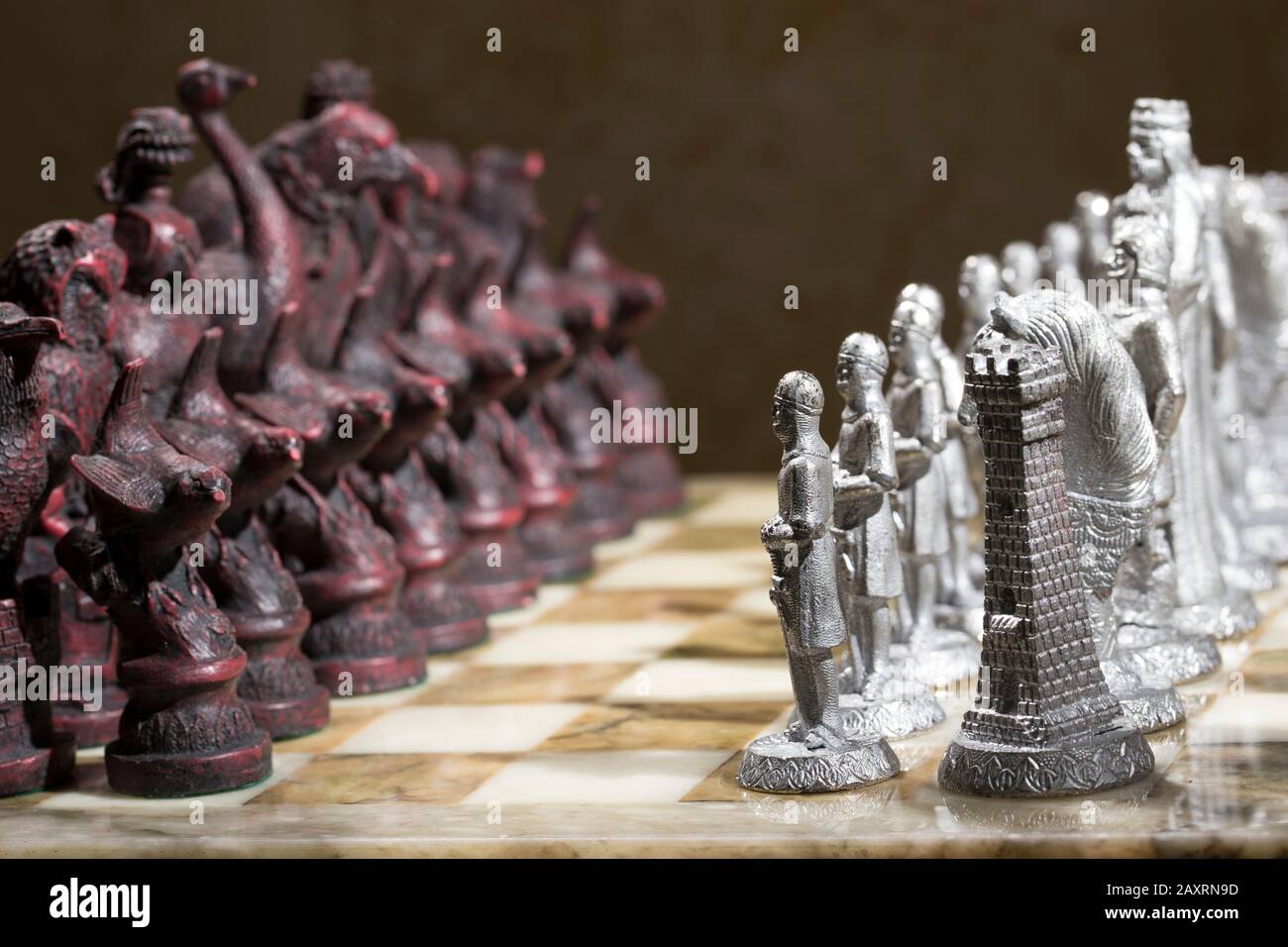 Сhess als abstraktes Konzept. Wunderschönes antiker Schachzug auf Schachbrett aus Marmor. Stockfoto