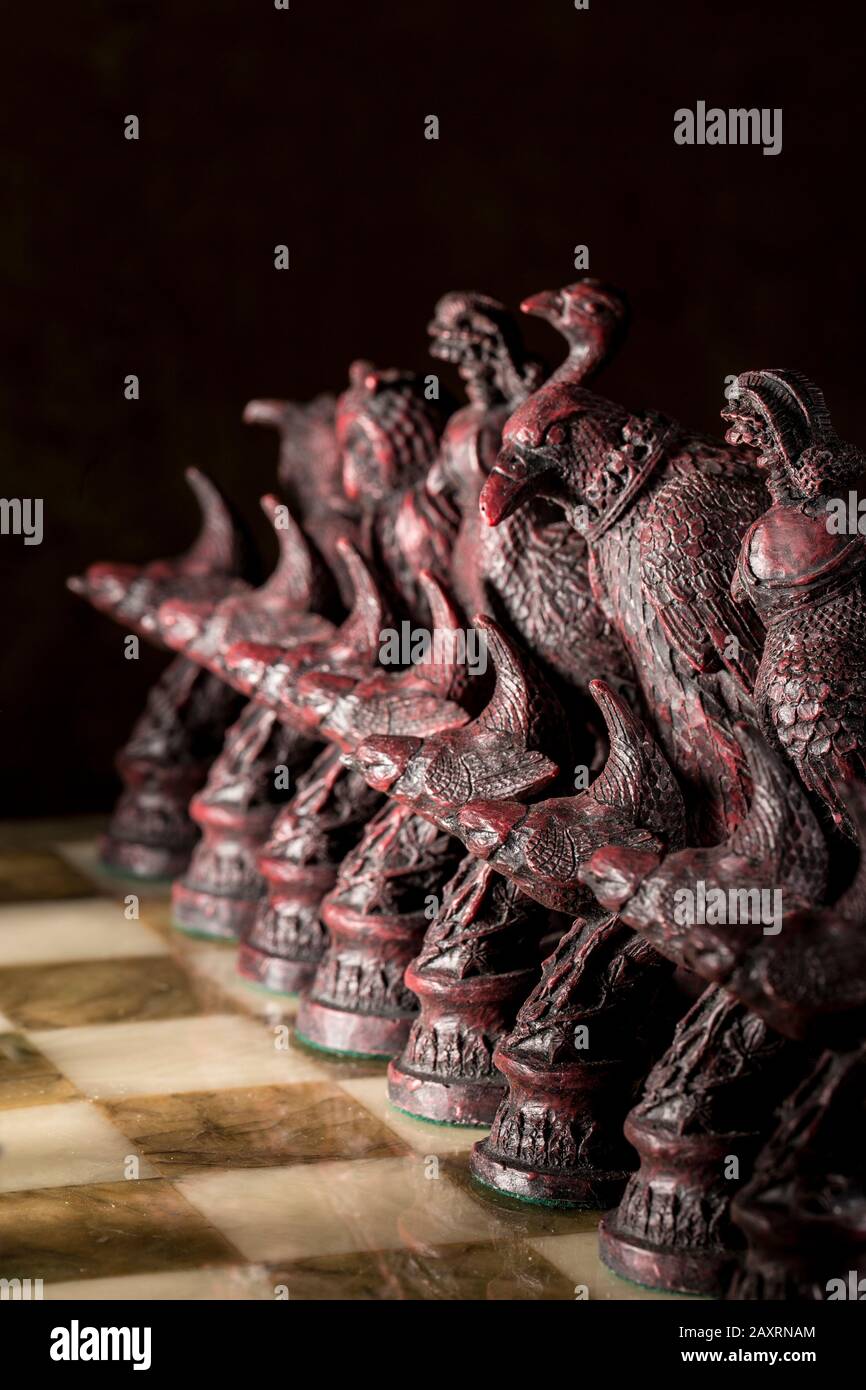 Сhess als abstraktes Konzept. Wunderschönes antiker Schachzug auf Schachbrett aus Marmor. Stockfoto