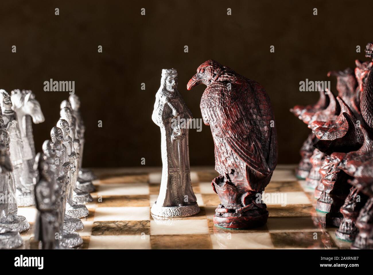 Сhess als abstraktes Konzept. Wunderschönes antiker Schachzug auf Schachbrett aus Marmor. Stockfoto