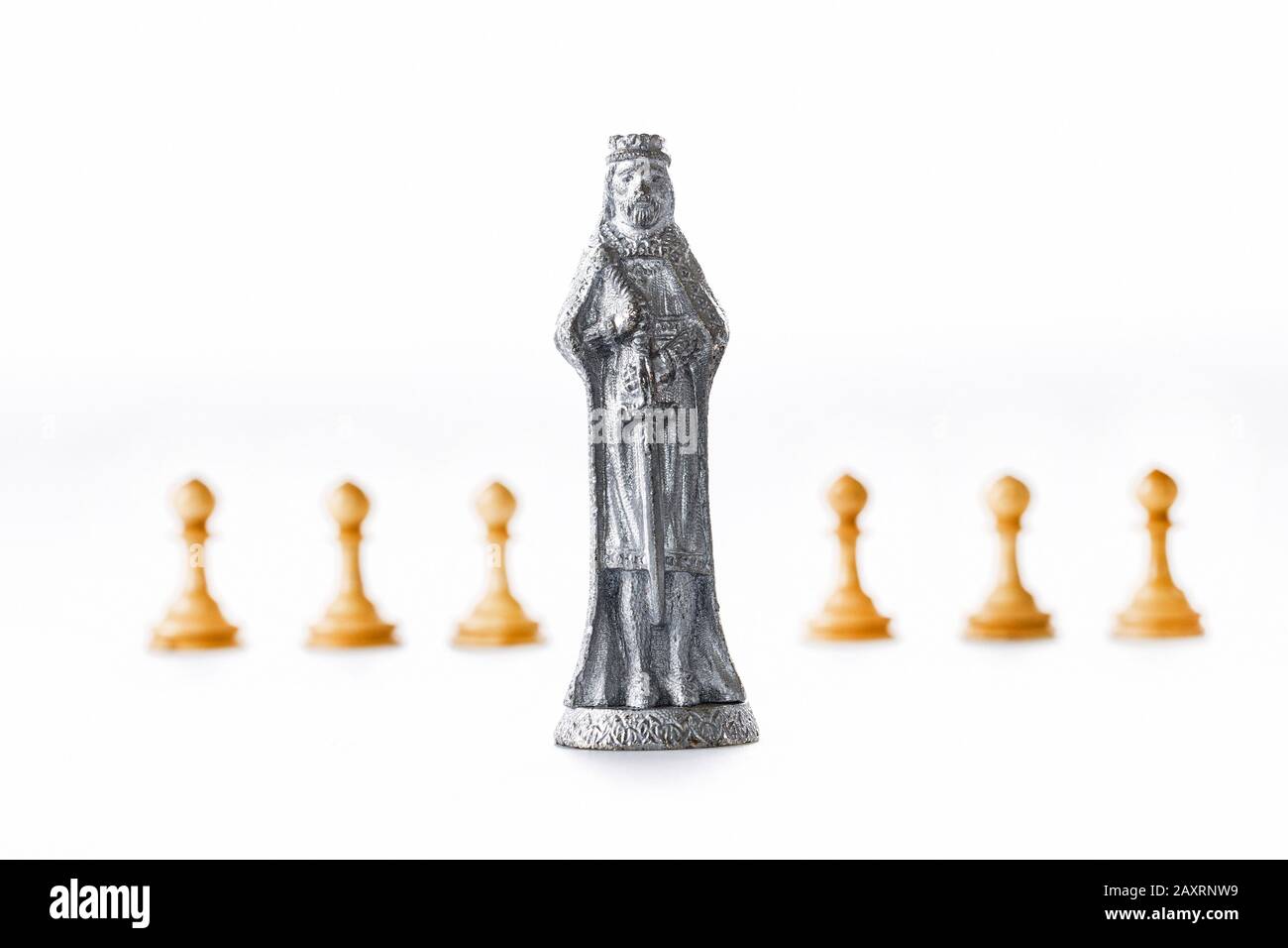 Сhess als abstraktes Konzept. Wunderschönes, antiker Schach auf weißem Hintergrund. Stockfoto