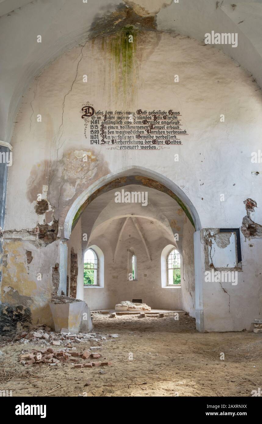 Deutscher Sprachtext in gotischer Schrift im Inneren der zerstörten mittelalterlichen sächsischen Wehrkirche in Dobirca, ehemaliges Deutsch, heute Zigeunerdorf, Siebenbürgen Rumänien Stockfoto