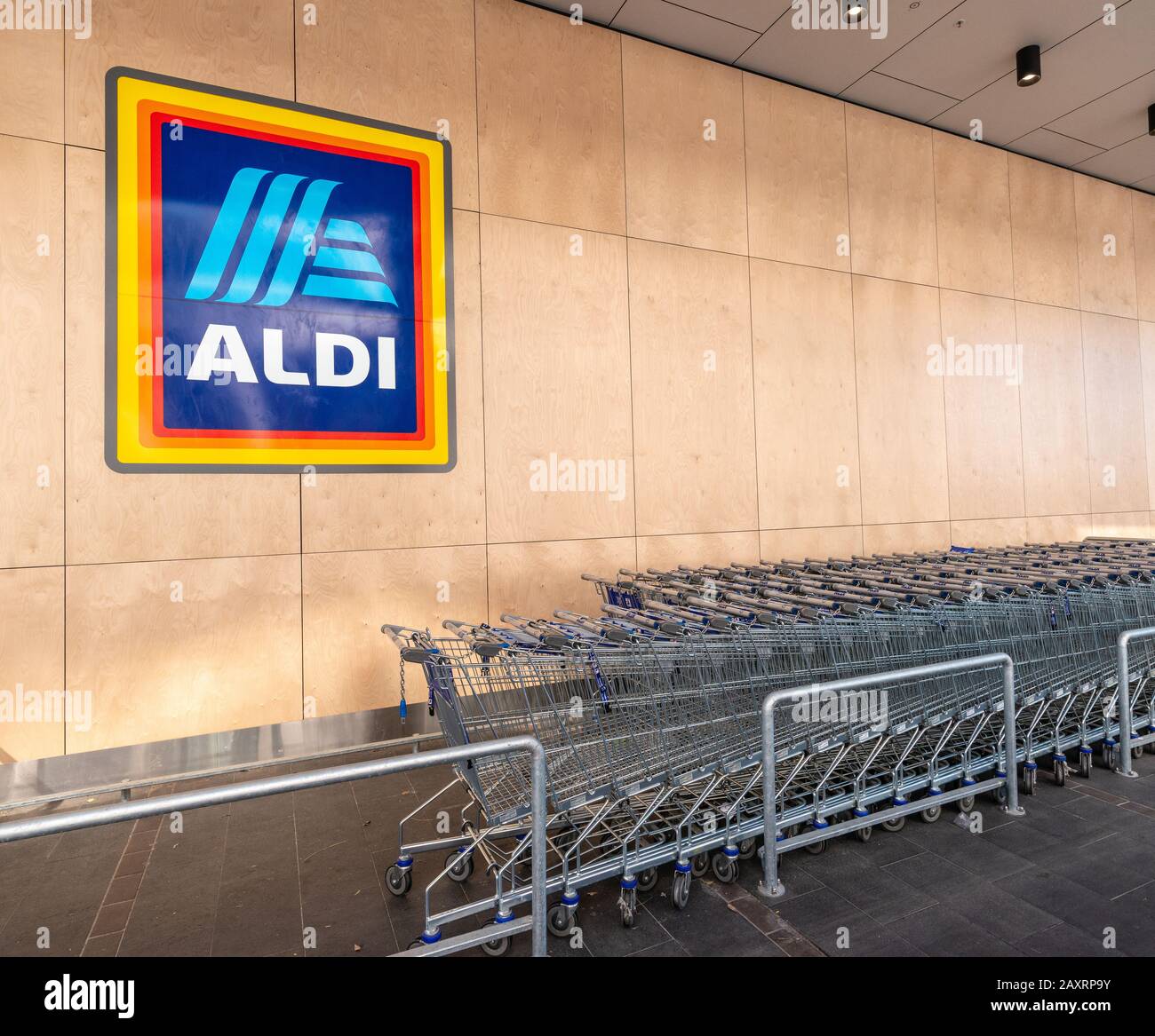 Sydney, Australien - 13. Mai 2019: Einkaufswagen für Aldi Supermärkte vor einem australischen Aldi-Laden, der Teil der deutschen Aldi-Gruppe ist. Stockfoto