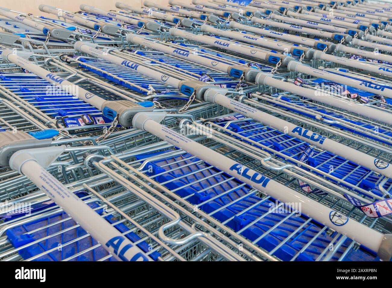 Sydney, Australien - 13. Mai 2019: Einkaufswagen für Aldi Supermärkte vor einem australischen Aldi-Laden, der Teil der deutschen Aldi-Gruppe ist. Stockfoto