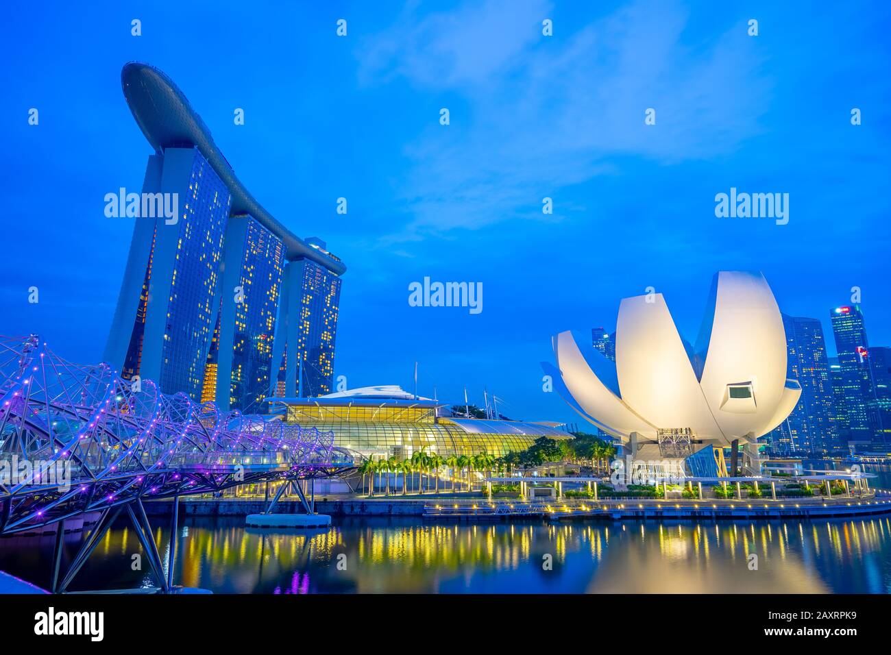 Singapur, Singapur - 23. Oktober 2016: Landmark-Gebäude nachts in der Stadt Singapur. Stockfoto