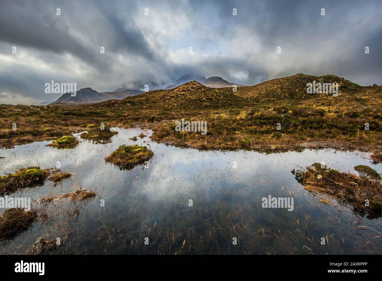 Berglandschaft der schottischen Highlands mit Marschland und Wasserspiegelung der Berge und des Himmels im Vordergrund Stockfoto