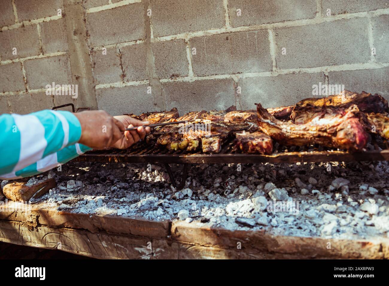 Traditionelles argentinisches Barbecue. Essen im Freien, Campingkost. Stockfoto