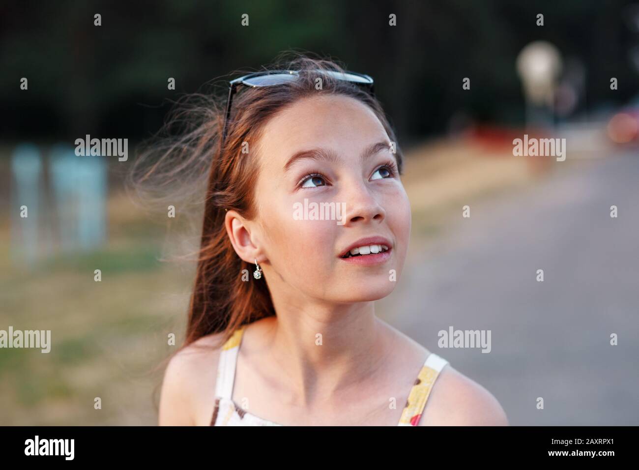 Porträt eines schönen Teenager-Mädchens, das am Sommerabend im Freien surpiert Stockfoto