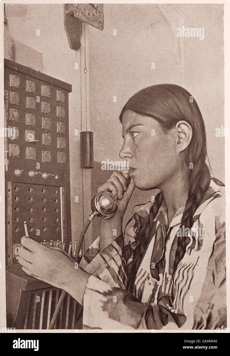 Das Leben in der Sowjetunion in den 1930er Jahren. Aus dem sowjetischen Propagandabuch. Usbekischer Telefonanbieter bei der Arbeit. Stockfoto