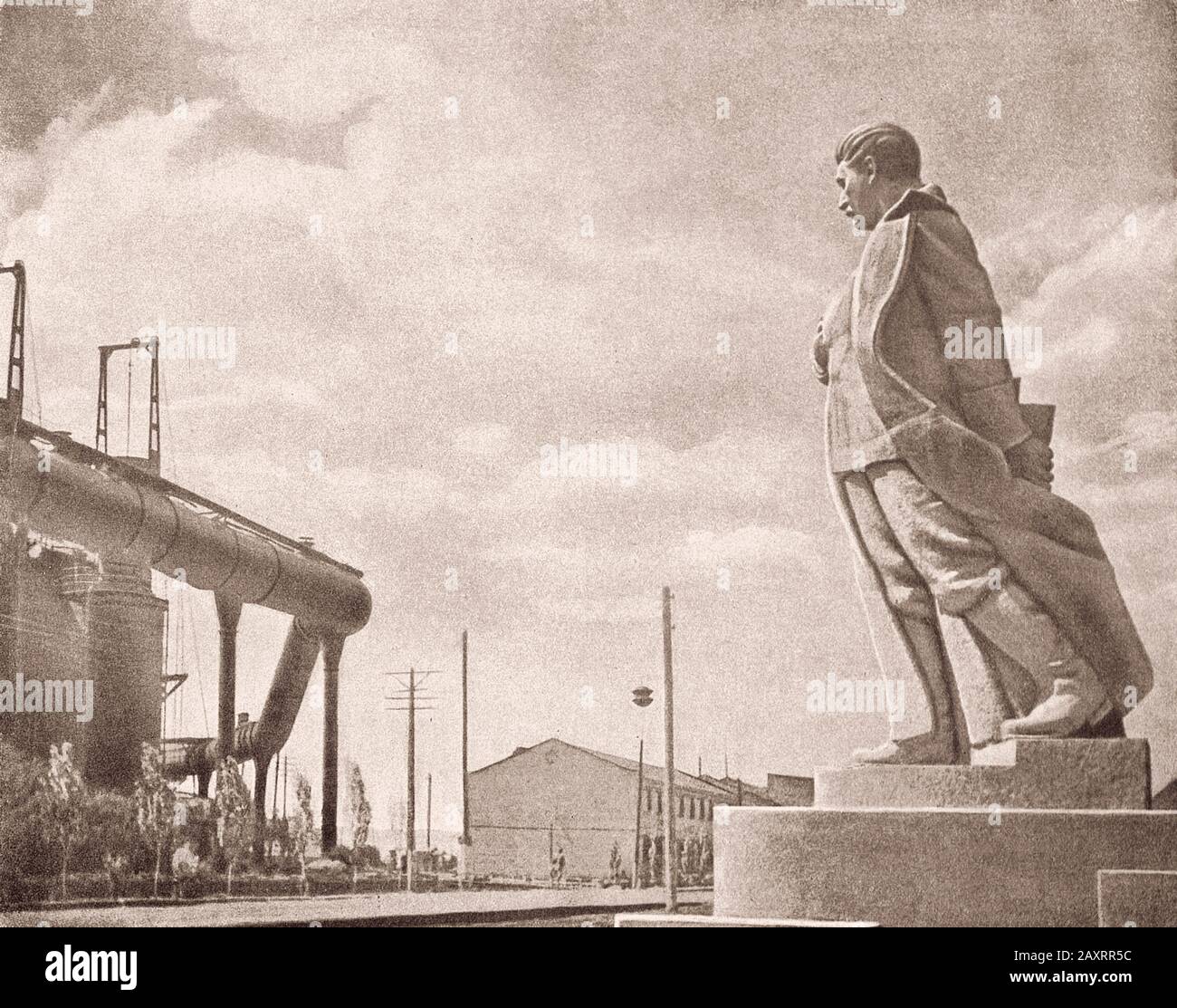 Rote Armee. Aus dem sowjetischen Propagandabuch von 1937. Denkmal für Stalin vor dem Hintergrund eines Industrieunternehmens. Stockfoto