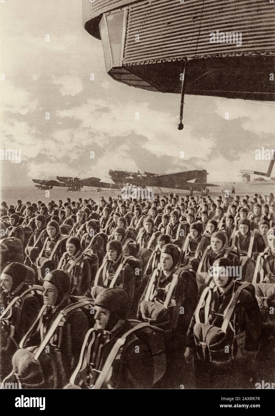 Rote Armee. Aus dem sowjetischen Propagandabuch von 1937. Fallschirmjäger der sowjetischen Armee. Stockfoto