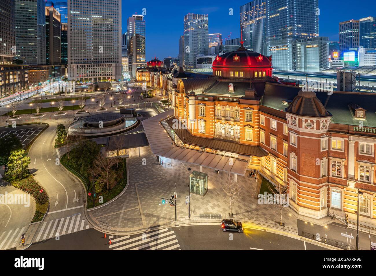 Übernachtung in der Stadt Tokio mit Blick auf den Bahnhof Tokio in Japan. Stockfoto