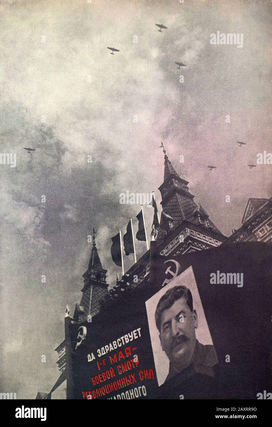 Rote Armee. Aus dem sowjetischen Propagandabuch von 1937. Am ersten Mai, dem Tag der militanten Inspektion der Revolutionstruppen der internationalen Stockfoto