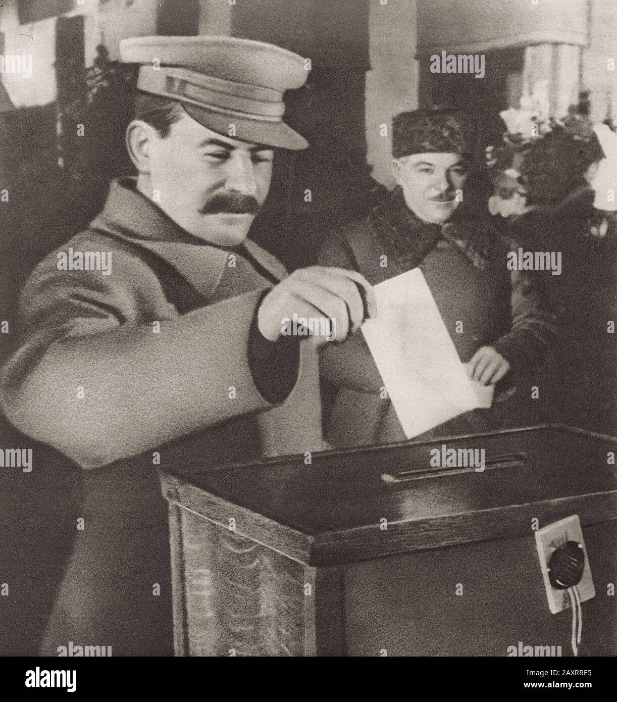 Joseph Stalin und Kliment Woroschilow. Joseph Stalin (1878 - 1953) war ein georgischer Revolutionär und Sowjetrepolitiker, der die Sowjetunion von der m anführte Stockfoto