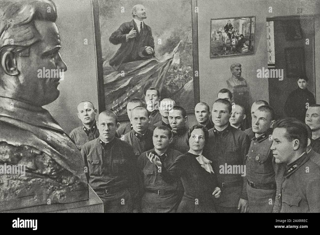 Rote Armee in den 1930er Jahren. Aus dem sowjetischen Propagandabuch von 1937. Rote Armeesoldaten im sowjetischen Museum. Stockfoto