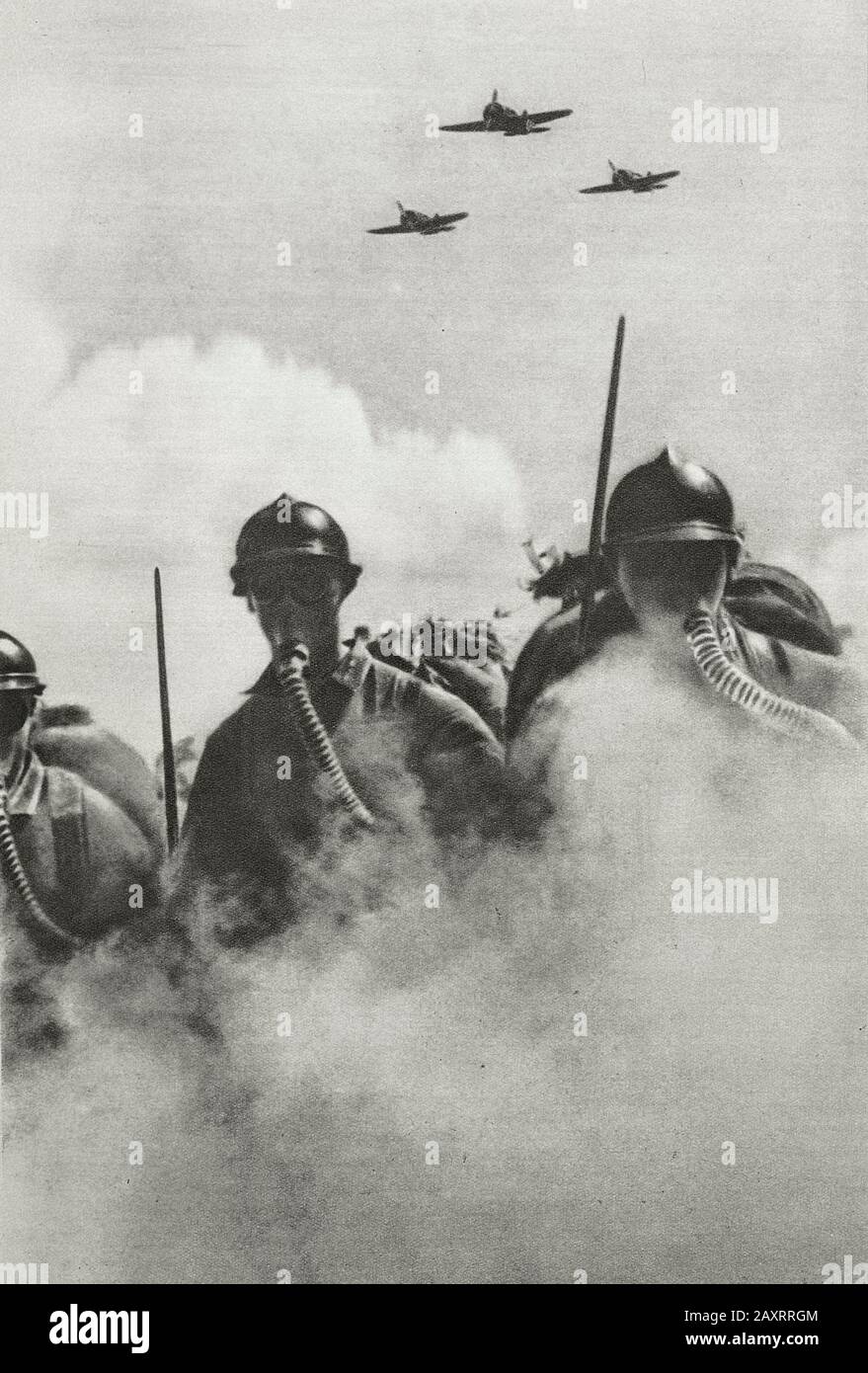 Rote Armee in den 1930er Jahren. Aus dem sowjetischen Propagandabuch von 1937. Die sowjetischen Infanteriekräfte sind bereit, einen Chemieangriff abzuwehren Stockfoto