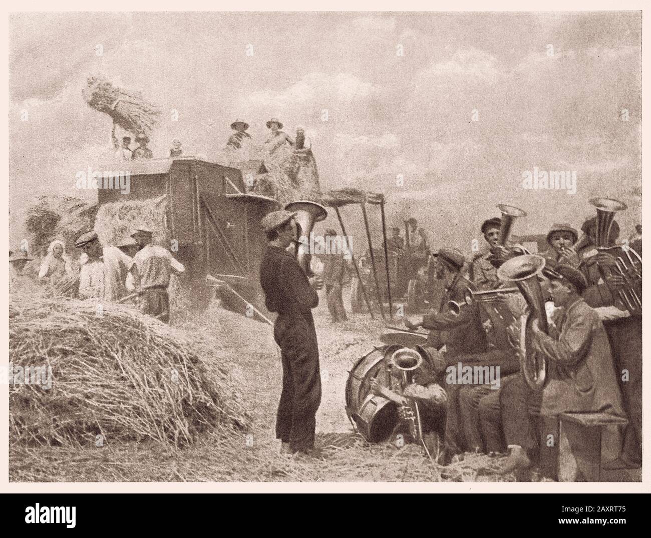 Das Leben in der Sowjetunion in den 1930er Jahren. Aus dem sowjetischen Propagandabuch. Eine Blaskapelle hilft bei der Weizenernte Stockfoto